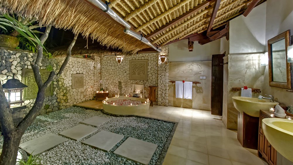 Villa Sungai Tinggi - Master bathroom at night